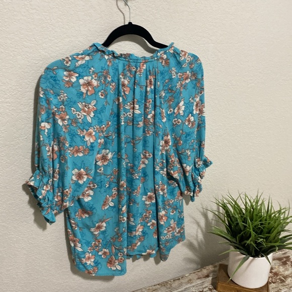 Adorable rayon flowered blouse sz xl. This could be worn with anything 😄 - Picture 4 of 5